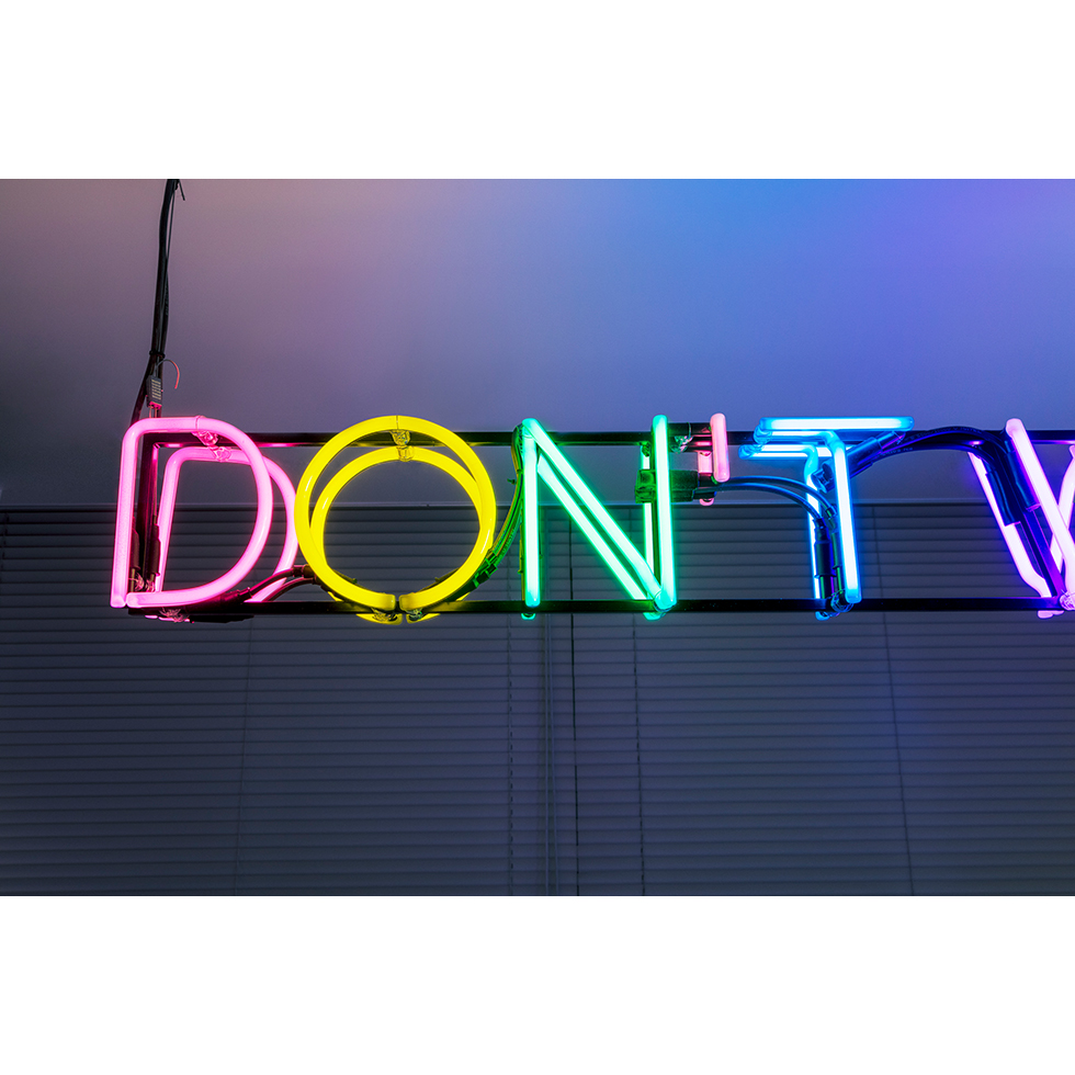 <a href="https://www.ueshima-collection.com/artist-list/93" style="color:inherit">MARTIN CREED</a>:Work No. 2204 (DON’T WORRY)
