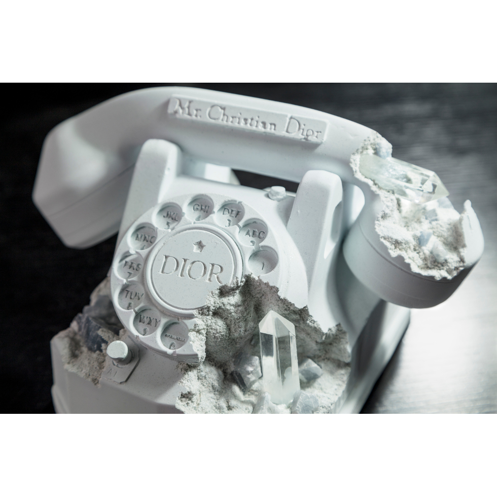 <a href="https://www.ueshima-collection.com/artist-list/7" style="color:inherit">DANIEL ARSHAM</a> x Dior:Future Relic Eroded Telephone