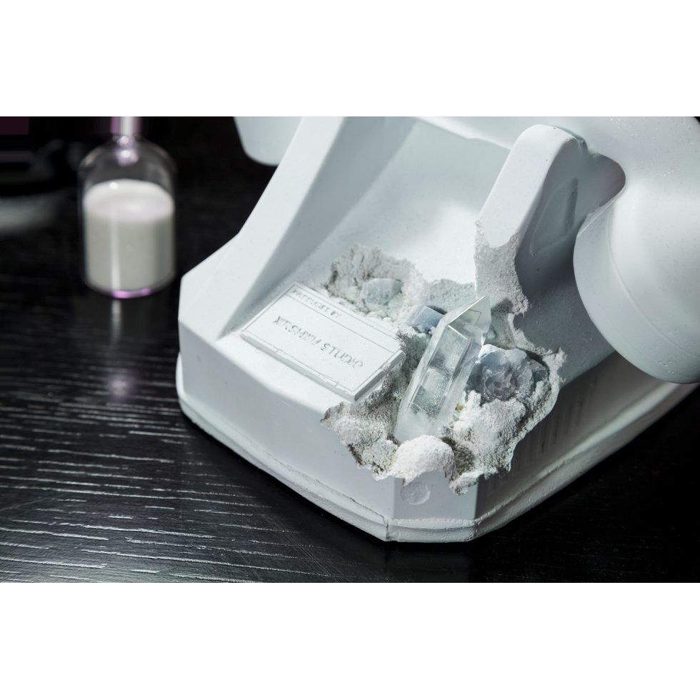 <a href="https://www.ueshima-collection.com/artist-list/7" style="color:inherit">DANIEL ARSHAM</a> x Dior:Future Relic Eroded Telephone