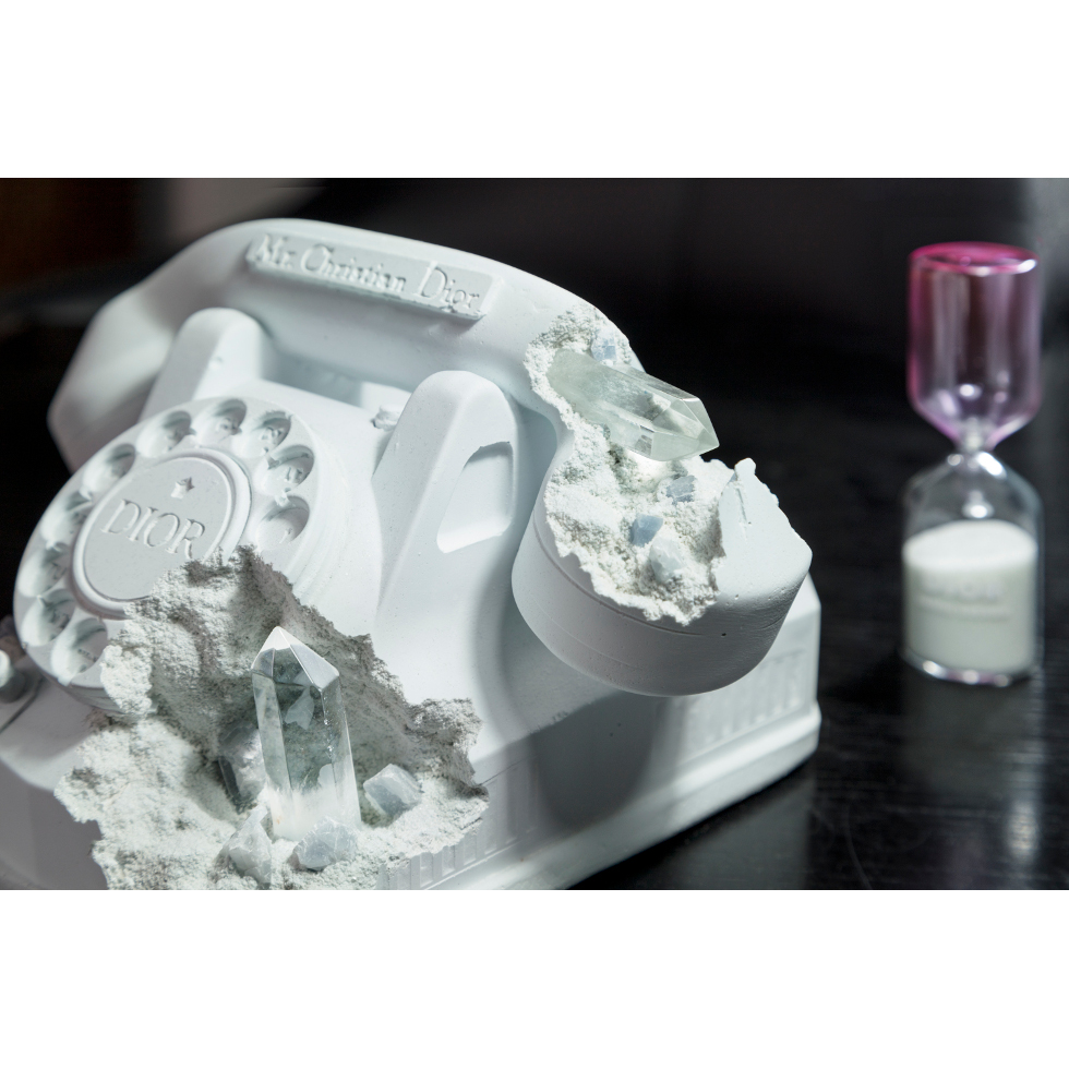 <a href="https://www.ueshima-collection.com/artist-list/7" style="color:inherit">DANIEL ARSHAM</a> x Dior:Future Relic Eroded Telephone